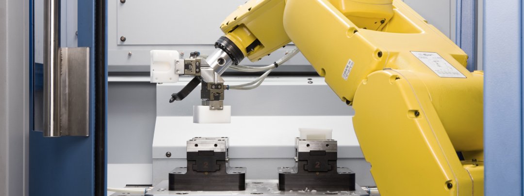 Roboter beschickt Bearbeitungszentrum für Kunststoff-Frästeile